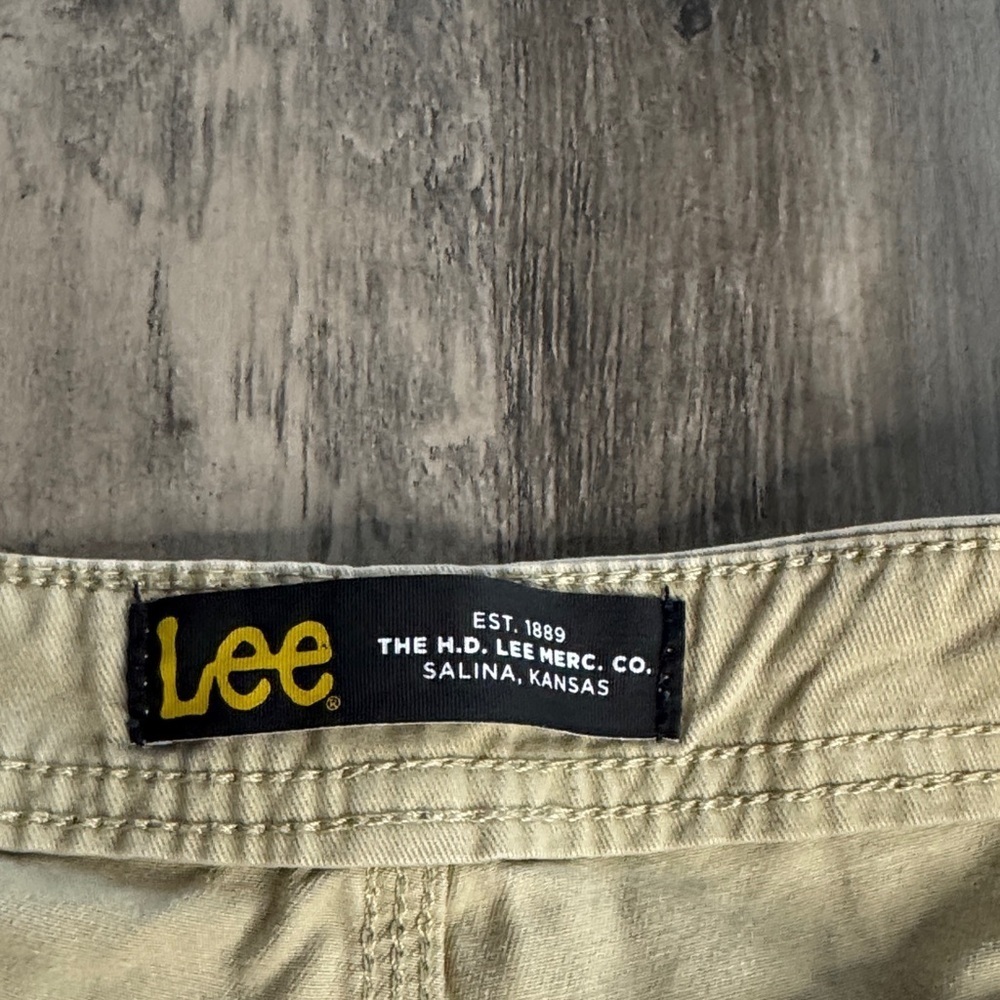 Lee Men's Tan Cargo Shorts - Picture 2 of 5